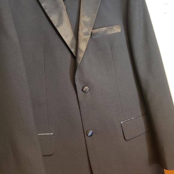 Tuxedo - Picture 15 of 16